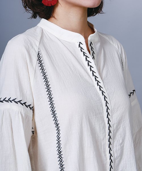 Bou Jeloud(ブージュルード)/【ボリュームスリーブ】刺繍半袖ブラウス/img01