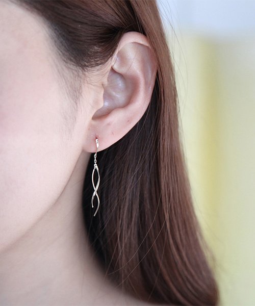 K10ホワイトゴールドピアス *店舗にてお問い合わせの際は メーカー品番をお申し付け下さい アフターサービスに関しましては ご利用の際には 必ずマガシーク発行のご購入明細書と取扱い説明書 保証書 をお持ち下さい お品物やお客様のご使用状況により 一部お承りできないアフターサービスもございます あらかじめご了承ください