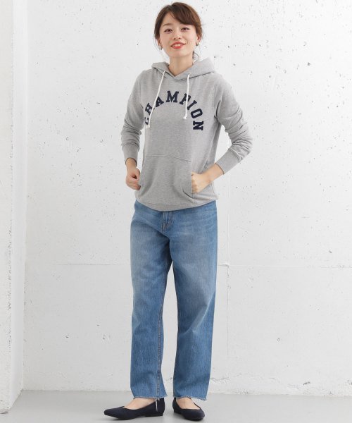 グレーのパーカーを着こなす秋 40代大人なカジュアルstyle Soleil