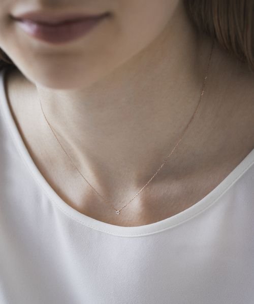 K10ピンクゴールドネックレス 商品説明繊細な爪でダイヤモンドの輝きを引き立てた、上品な一粒ネックレス。ピンクゴールドの柔らかな色合いが、女性らしい可憐な魅力を添えます。スタイルを選ばずに永く身に着けら P1950757251(14850円)