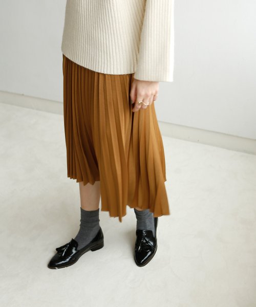 marjour(マージュール)/MATTE SATIN PLEATS SKIRT/img01