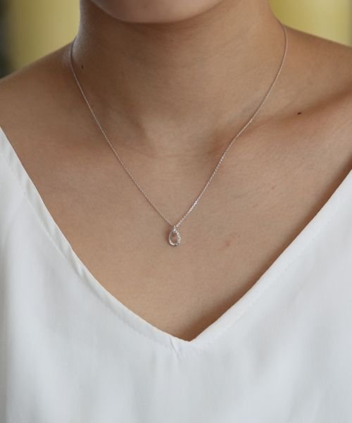 K10ホワイトゴールドネックレス *店舗にてお問い合わせの際は メーカー品番をお申し付け下さい アフターサービスに関しましては ご利用の際には 必ずマガシーク発行のご購入明細書と取扱い説明書 保証書 をお持ち下さい お品物やお客様のご使用状況により 一部お承りできないアフターサービスもございます あらかじめご了承ください