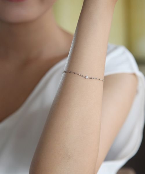 プラチナブレスレット *店舗にてお問い合わせの際は メーカー品番をお申し付け下さい アフターサービスに関しましては 全国の4℃ジュエリーショップにてお承り可能です ご利用の際には 必ずマガシーク発行のご購入明細書と取扱い説明書 保証書 をお持ち下さい お品物やお客様のご使用状況により 一部お承りできないアフターサービスもございます あらかじめご了承ください