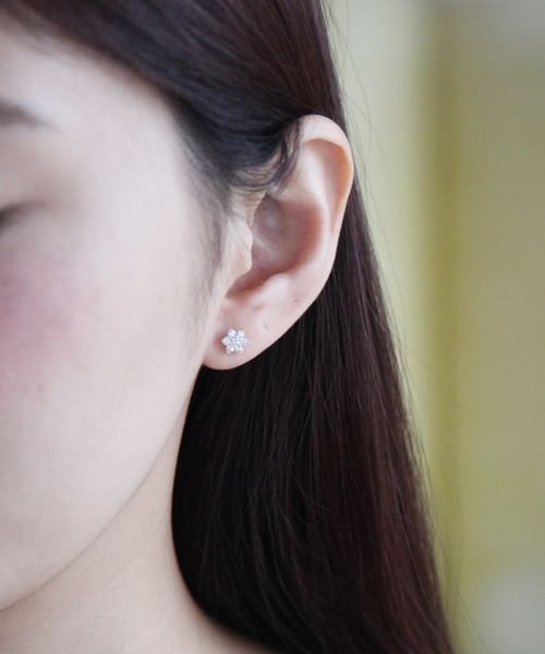 K10ホワイトゴールドピアス *店舗にてお問い合わせの際は メーカー品番をお申し付け下さい アフターサービスに関しましては 全国の4℃ジュエリーショップにてお承り可能です ご利用の際には 必ずマガシーク発行のご購入明細書と取扱い説明書 保証書 をお持ち下さい お品物やお客様のご使用状況により 一部お承りできないアフターサービスもございます あらかじめご了承ください