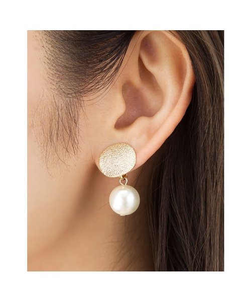 cream dot(クリームドット)/大粒のパールが耳元を華やかに彩るメタルプレートイヤリング/img06