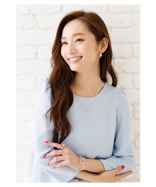 柔らかそうな大ぶりチェーンがモチーフの上品なアイテム チェーンバングル クリームドット Cream Dot Magaseek