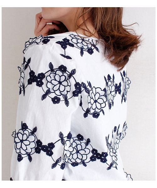 Sawa a la mode(サワアラモード)/花の刺繍モチーフシャツトップス/img01