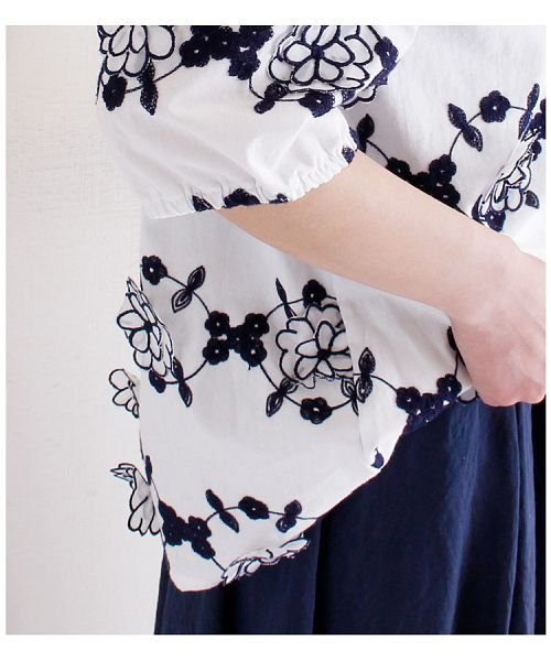 Sawa a la mode(サワアラモード)/花の刺繍モチーフシャツトップス/img03