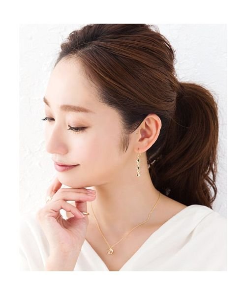 オトナの余裕を見せる連なるミニスクエアのロングピアス クリームドット Cream Dot Magaseek オトナの余裕を見せる連なるミニスクエアのロングピアス クリームドット Cream Dot Magaseek