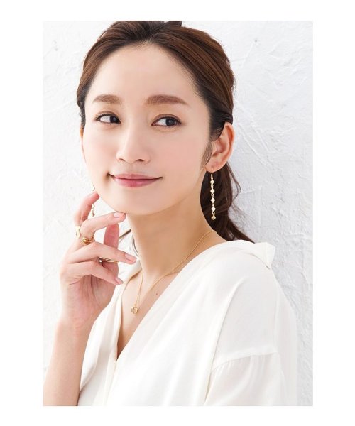 オトナの余裕を見せる連なるミニスクエアのロングピアス クリームドット Cream Dot Magaseek オトナの余裕を見せる連なるミニスクエアのロングピアス クリームドット Cream Dot Magaseek