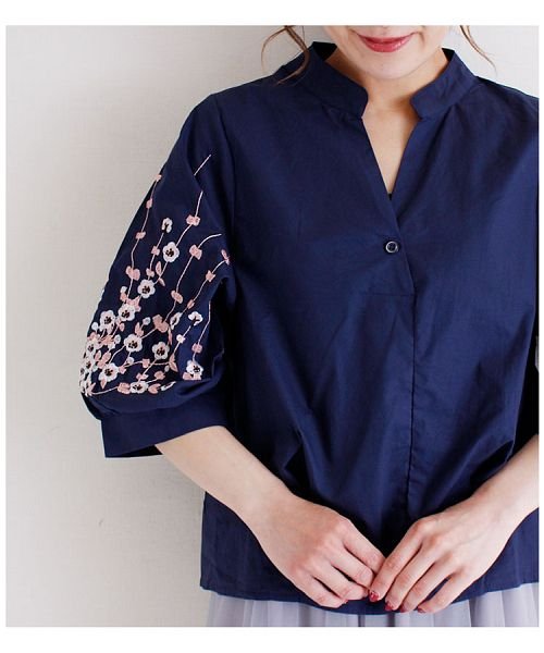 Sawa a la mode(サワアラモード)/袖に花刺繍あしらうスキッパー襟シャツ トップス/img01