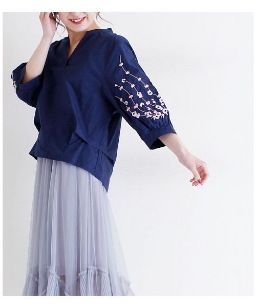 Sawa a la mode(サワアラモード)/袖に花刺繍あしらうスキッパー襟シャツ トップス/img02