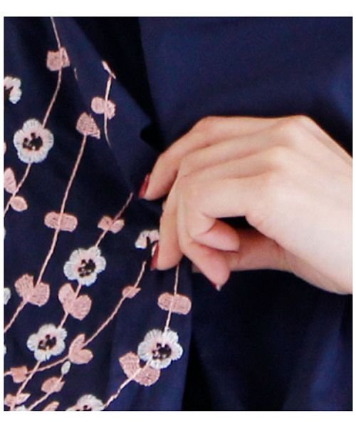 Sawa a la mode(サワアラモード)/袖に花刺繍あしらうスキッパー襟シャツ トップス/img04