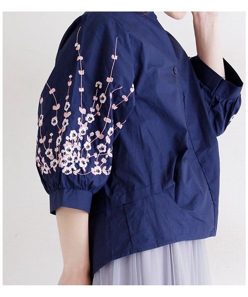 Sawa a la mode(サワアラモード)/袖に花刺繍あしらうスキッパー襟シャツ トップス/img05