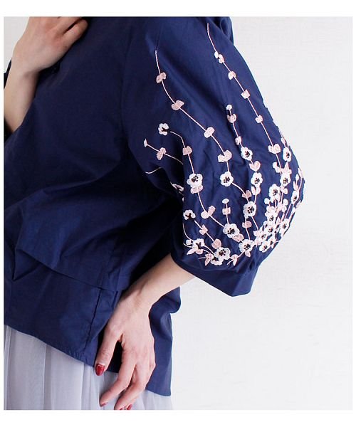 Sawa a la mode(サワアラモード)/袖に花刺繍あしらうスキッパー襟シャツ トップス/img09