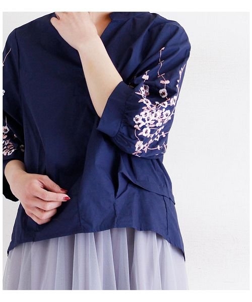 Sawa a la mode(サワアラモード)/袖に花刺繍あしらうスキッパー襟シャツ トップス/img18
