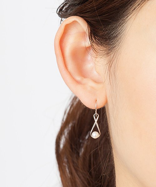 K10ホワイトゴールドピアス *店舗にてお問い合わせの際は メーカー品番をお申し付け下さい アフターサービスに関しましては ご利用の際には 必ずマガシーク発行のご購入明細書と取扱い説明書 保証書 をお持ち下さい お品物やお客様のご使用状況により 一部お承りできないアフターサービスもございます あらかじめご了承ください