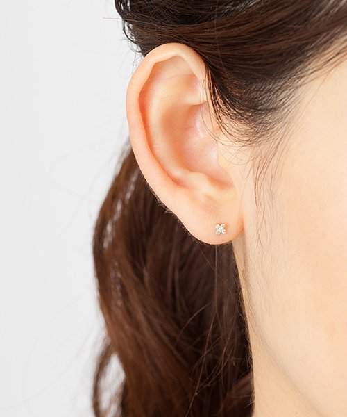 K10ホワイトゴールドピアス *店舗にてお問い合わせの際は メーカー品番をお申し付け下さい アフターサービスに関しましては ご利用の際には 必ずマガシーク発行のご購入明細書と取扱い説明書 保証書 をお持ち下さい お品物やお客様のご使用状況により 一部お承りできないアフターサービスもございます あらかじめご了承ください