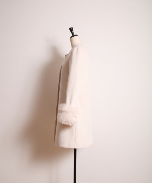 tocco closet(トッコクローゼット)/エコファー袖ビジューブローチつきノーカラー綺麗見えコート/img14