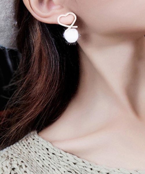 ピアス ファー ハート フレーム ポンポン 女の子 可愛い 女性 雑貨 誕生日 ギフト 即納 ミニミニストア Miniministore Magaseek