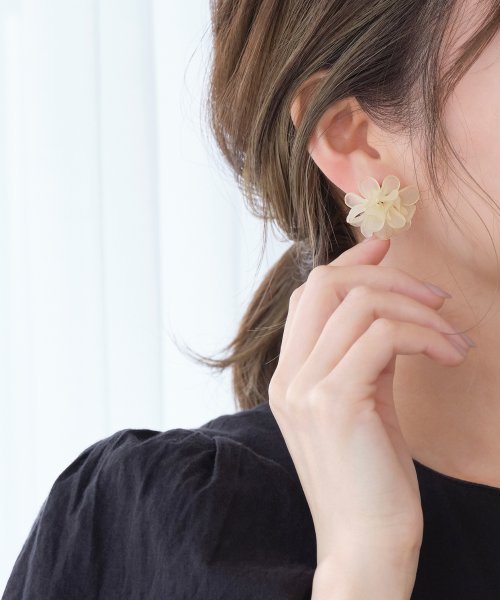 マーガレットフラワーカラーピアス アイボリー フィービィー Phoebe Magaseek
