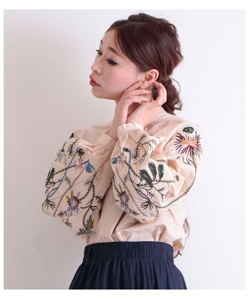 Sawa a la mode(サワアラモード)/ボタニカル刺繍袖のコットントップス/img02