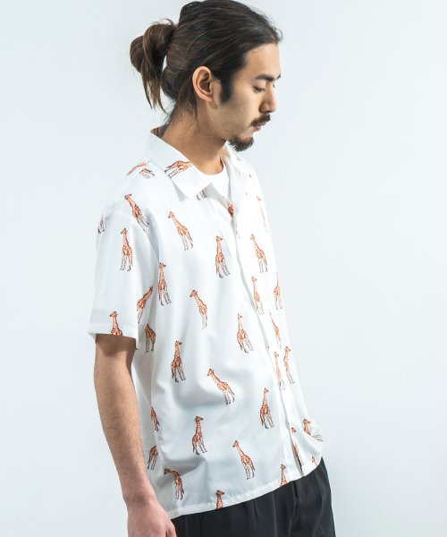 総柄シャツ メンズ レディース 半袖 白 ビッグシルエット キリン ジラフ プリント ボックス カジュアル ストリート Revo レヴォ Th 3000 95 ロッキーモンロー Rocky Monroe Magaseek