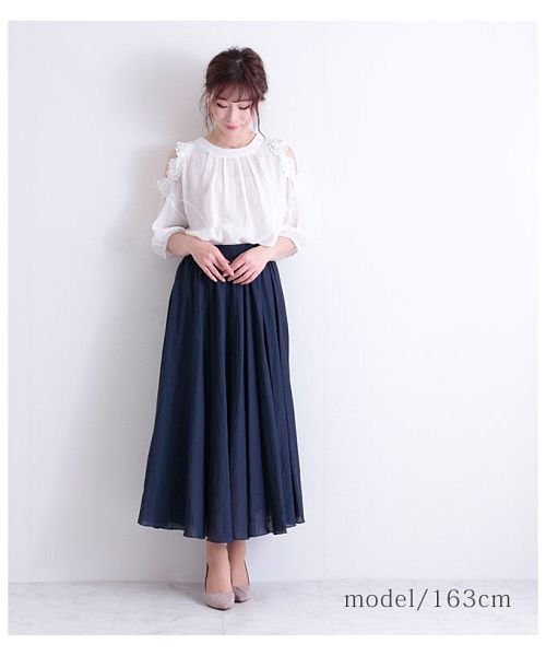 Sawa a la mode(サワアラモード)/肩開き花コサージュのふんわり袖トップス/img01