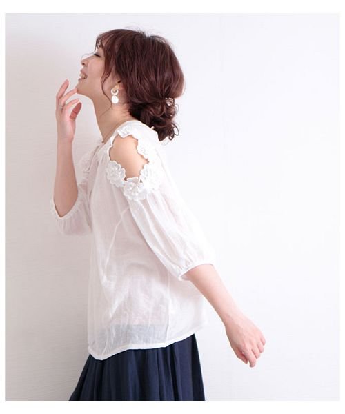 Sawa a la mode(サワアラモード)/肩開き花コサージュのふんわり袖トップス/img13