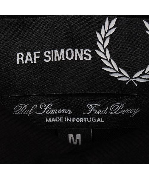 FRED PERRY(フレッドペリー)/フレッドペリー ラフシモンズ FRED PERRY RAF SIMONS ポロシャツ 半袖 メンズ コラボ YOKE PRINT POLO ブラック ホワイト /img02