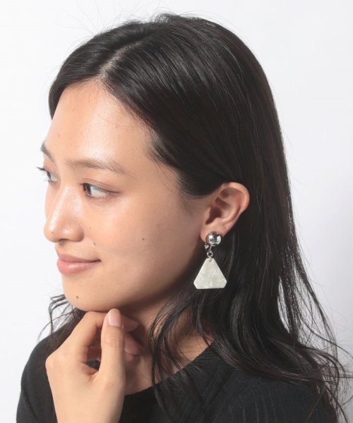 セール Nano Universe ナノ ユニバース トライアングルチャームイヤリング Offprice Ec Offprice Ec Magaseek