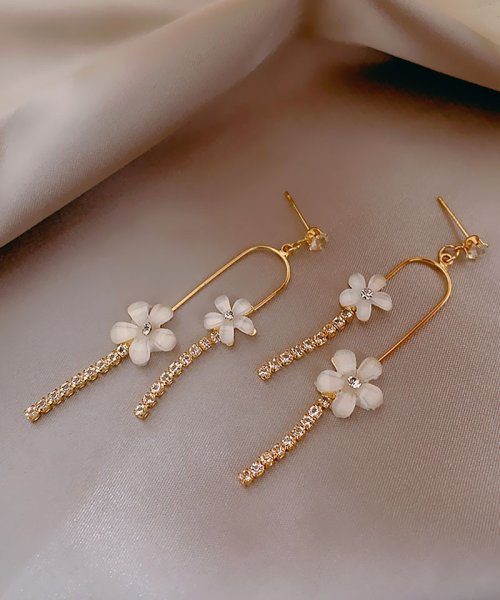 セール ピアス レディース 揺れる ロングピアス モチーフピアス 花 可愛い イヤリング人気アクセサリー ショッピングゴー Shoppinggo Magaseek