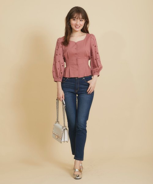 tocco closet(トッコクローゼット)/ウエストりぼん付きフラワーカットワークレーススリーブ切替ハートネックペプラムブラウス/img01