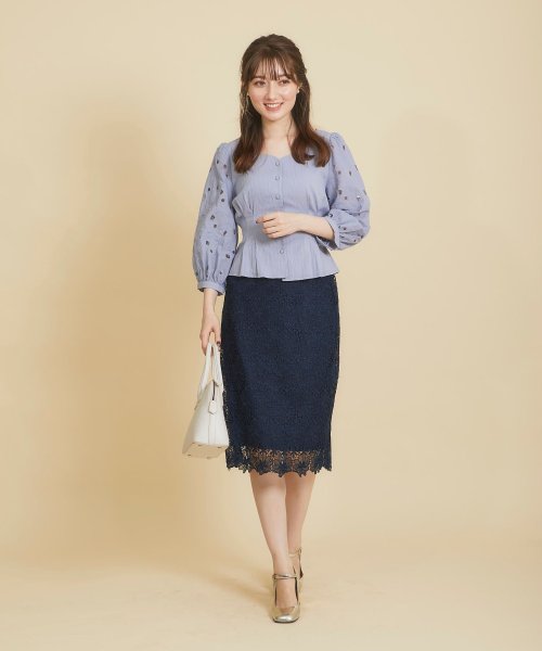 tocco closet(トッコクローゼット)/ウエストりぼん付きフラワーカットワークレーススリーブ切替ハートネックペプラムブラウス/img04