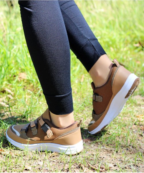 キャプテンスタッグ Captain Stag アウトドアスニーカー 靴 レディース スニーカー 防水 撥水 軽量 柔らか カジュアル スポーティ S Ll アウ Captainstag Captainstag Magaseek