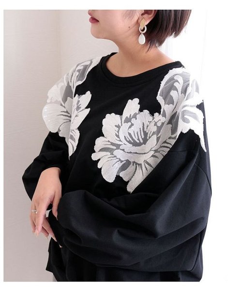 Sawa a la mode(サワアラモード)/花刺繍のモノトーンドルマントップス/img05