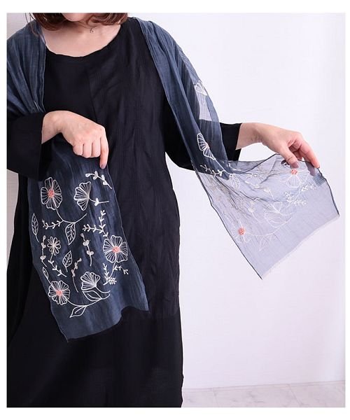 Sawa a la mode(サワアラモード)/ボタニカルな花模様刺繍ストール/img02
