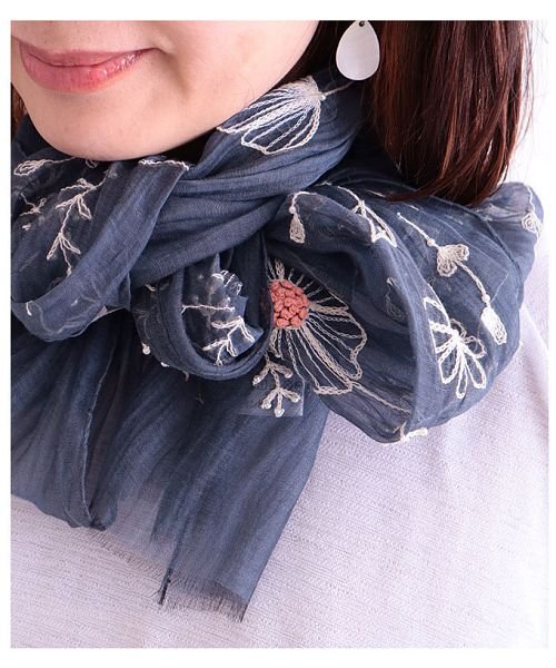 Sawa a la mode(サワアラモード)/ボタニカルな花模様刺繍ストール/img04