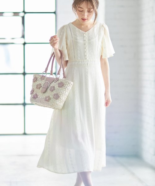 tocco closet(トッコクローゼット)/飾りくるみ釦付きハシゴレース×ストライプフラワー刺繍ワンピース/img06