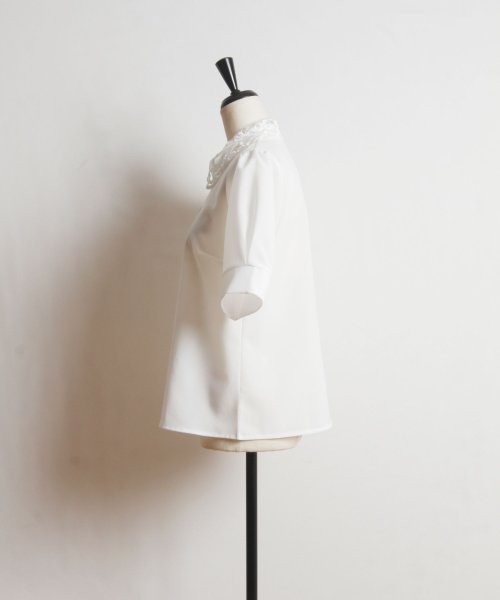 tocco closet(トッコクローゼット)/カットワークフラワー刺繍襟付きパール釦ブラウス/img10