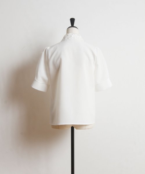 tocco closet(トッコクローゼット)/カットワークフラワー刺繍襟付きパール釦ブラウス/img11