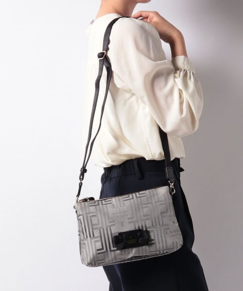 ショルダーバッグ【サンマール】 商品説明アイコニックなシンボルとブランロゴを組み合わせた総柄を、大人っぽいシックなカラーリングで表現したショルダーバッグ。小さ U1361919448(10450円)