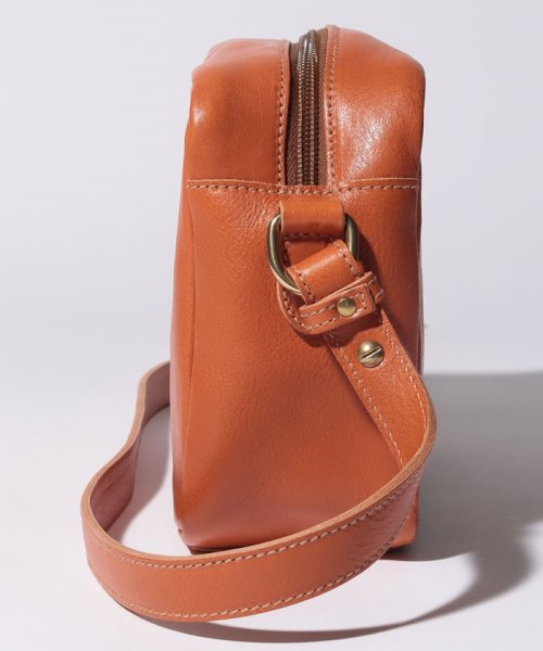 【IL BISONTE】イルビゾンテ ショルダーバッグ A2960EP 商品説明すっきりと持ち歩けるコンパクトなスクエアフォルムで、便利に活躍してくれるショルダーバッグ。フロントには小さくシンボリックなロゴを刻印し B1798100810(13915円)