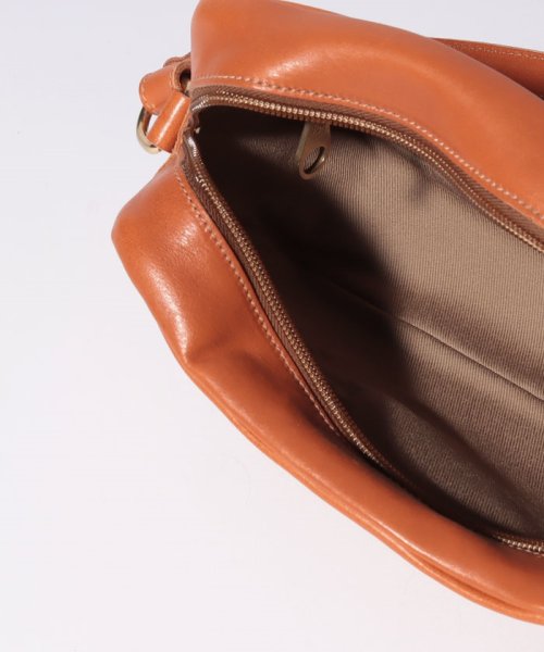 【IL BISONTE】イルビゾンテ ショルダーバッグ A2960EP 商品説明すっきりと持ち歩けるコンパクトなスクエアフォルムで、便利に活躍してくれるショルダーバッグ。フロントには小さくシンボリックなロゴを刻印し B1798100810(13915円)