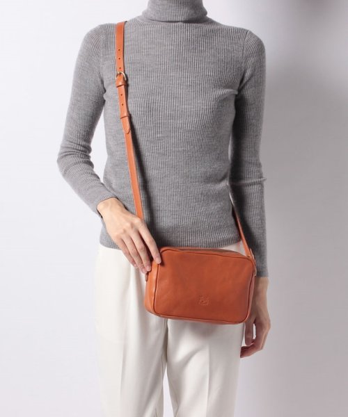 【IL BISONTE】イルビゾンテ ショルダーバッグ A2960EP 商品説明すっきりと持ち歩けるコンパクトなスクエアフォルムで、便利に活躍してくれるショルダーバッグ。フロントには小さくシンボリックなロゴを刻印し B1798100810(13915円)