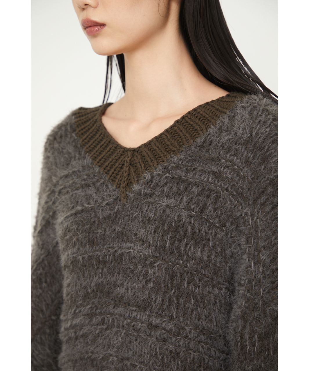 Mix yarn v－neck knit