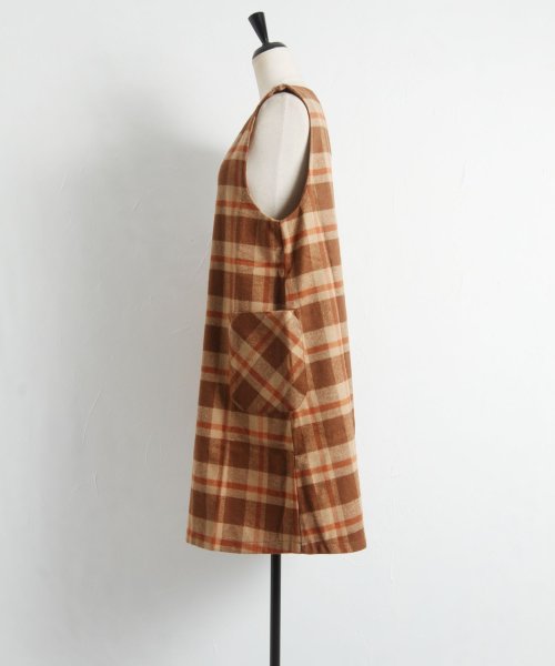 tocco closet(トッコクローゼット)/ポケット付き飾り釦装飾起毛チェックジャンパースカート/img13