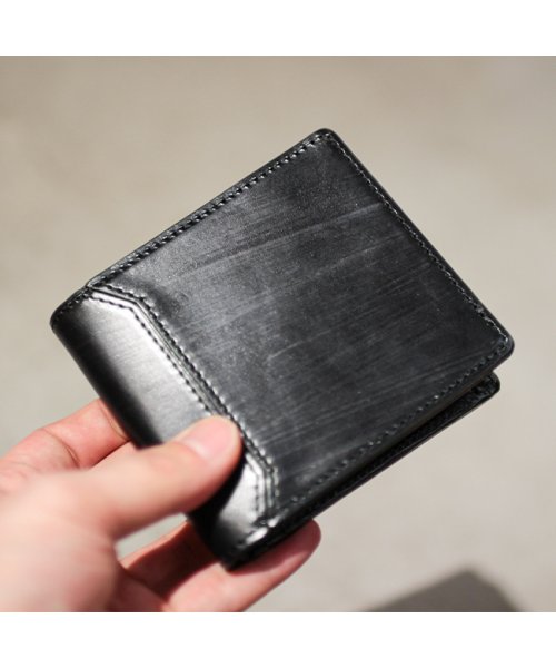 マスターピース 財布 二つ折り財布 メンズ ブライドル レザー 本革 日本製 master－piece bridle 04232 Spire Leather Company EXCELLA 表面で固まってしまうので 寒いときは特にロウが現れやすくなります 普通は使っているうちに自然に摩擦で取れたり 摩擦熱で溶けてまた染み込んで見えなくなっていきますが 気になる場合は柔らかい布やブラシで拭き取ってください また植物タンニンなど自然のものだけで製造しているため水濡れには注意してください 水を吸い込みやすくシミができてしまう可能性があります クリーム等のケア用品はブライドルレザー用の物をご使用ください