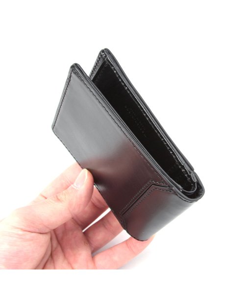 マスターピース 財布 二つ折り財布 メンズ ブライドル レザー 本革 日本製 master－piece bridle 04232 Spire Leather Company EXCELLA 表面で固まってしまうので 寒いときは特にロウが現れやすくなります 普通は使っているうちに自然に摩擦で取れたり 摩擦熱で溶けてまた染み込んで見えなくなっていきますが 気になる場合は柔らかい布やブラシで拭き取ってください また植物タンニンなど自然のものだけで製造しているため水濡れには注意してください 水を吸い込みやすくシミができてしまう可能性があります クリーム等のケア用品はブライドルレザー用の物をご使用ください