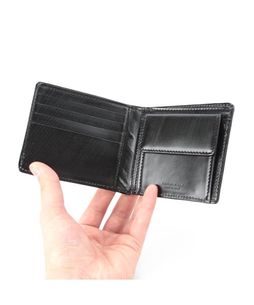 マスターピース 財布 二つ折り財布 メンズ ブライドル レザー 本革 日本製 master－piece bridle 04232 Spire Leather Company EXCELLA 表面で固まってしまうので 寒いときは特にロウが現れやすくなります 普通は使っているうちに自然に摩擦で取れたり 摩擦熱で溶けてまた染み込んで見えなくなっていきますが 気になる場合は柔らかい布やブラシで拭き取ってください また植物タンニンなど自然のものだけで製造しているため水濡れには注意してください 水を吸い込みやすくシミができてしまう可能性があります クリーム等のケア用品はブライドルレザー用の物をご使用ください